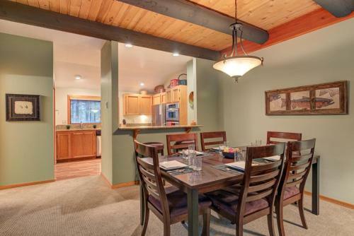 Wildflower Condo #54 By Village Properties At Sunriver