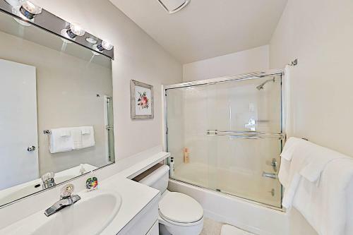 Streamline Moderne Estate With Private Hot Tub Home