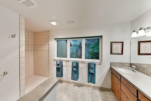 Tranquil Waterfront Getaway - Steps To Bay Home