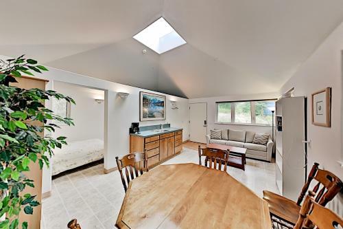 Tranquil Waterfront Getaway - Steps To Bay Home
