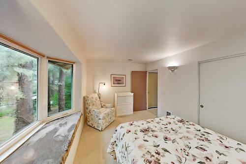 Tranquil Waterfront Getaway - Steps To Bay Home
