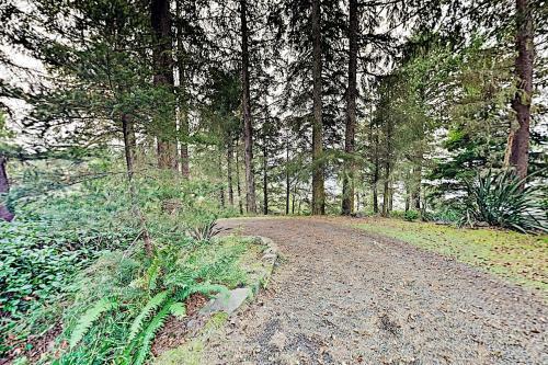 Tranquil Waterfront Getaway - Steps To Bay Home