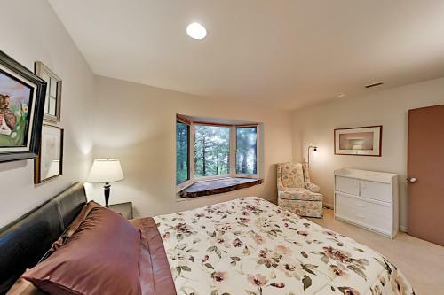 Tranquil Waterfront Getaway - Steps To Bay Home