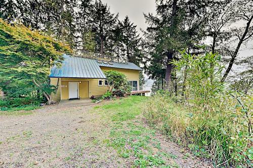 Tranquil Waterfront Getaway - Steps To Bay Home