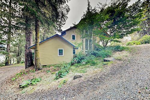 Tranquil Waterfront Getaway - Steps To Bay Home