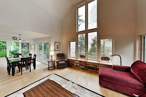 Tranquil Waterfront Getaway - Steps To Bay Home