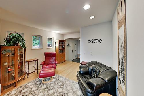 Tranquil Waterfront Getaway - Steps To Bay Home