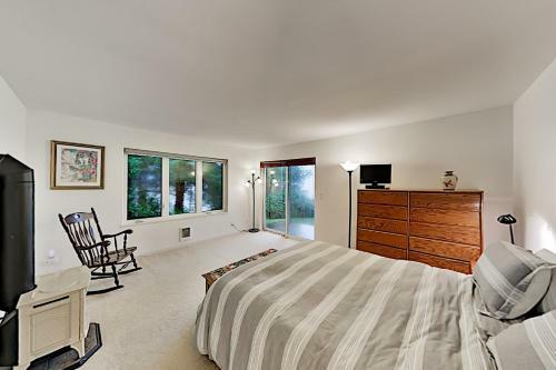 Tranquil Waterfront Getaway - Steps To Bay Home