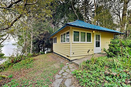 Tranquil Waterfront Getaway - Steps To Bay Home