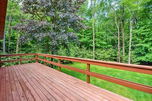 Lovely Lake Poconos Home With Sauna And Fire Pit!