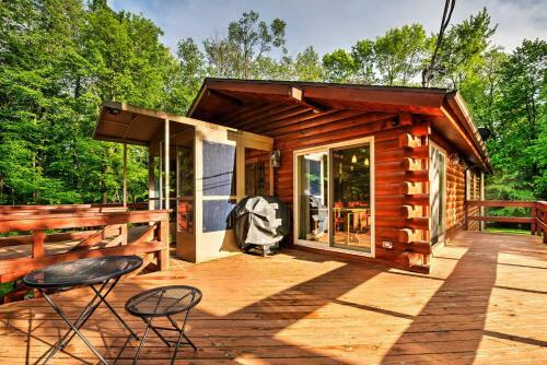Lovely Lake Poconos Home With Sauna And Fire Pit!