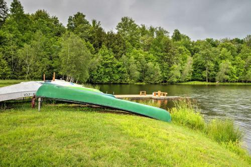 Lovely Lake Poconos Home With Sauna And Fire Pit!