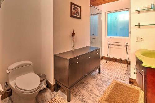 Lovely Lake Poconos Home With Sauna And Fire Pit!