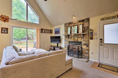 Poconos A-frame Home With Pool Table And Lake Access!