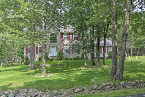 Poconos Home With Game Room, Fireplace, Deck And Hot Tub!