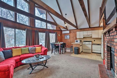 Pocono Getaway With Bbq 20 Mi To Camelback Mountain!