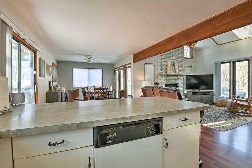 Poconos Home With Fire Pit, Hot Tub, Deck And Grill!