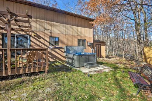 Poconos Home With Fire Pit, Hot Tub, Deck And Grill!