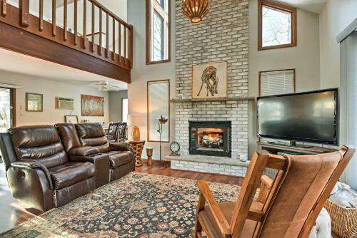Poconos Home With Fire Pit, Hot Tub, Deck And Grill!