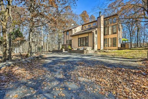 Poconos Home With Fire Pit, Hot Tub, Deck And Grill!