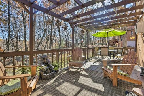 Poconos Home With Fire Pit, Hot Tub, Deck And Grill!