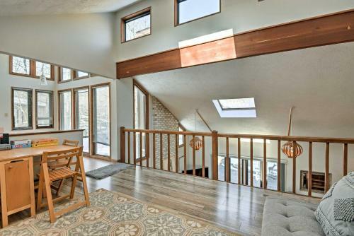 Poconos Home With Fire Pit, Hot Tub, Deck And Grill!