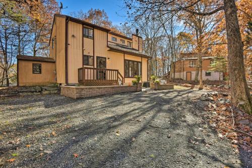 Poconos Home With Fire Pit, Hot Tub, Deck And Grill!