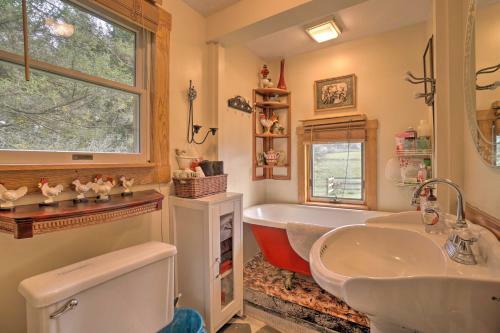 Vintage Farmhouse 2.4 Miles To Mount Pleasant Ski!
