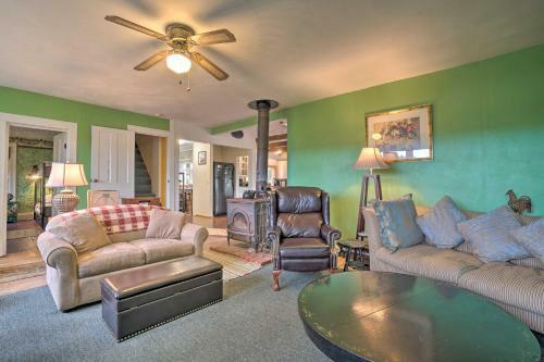 Vintage Farmhouse 2.4 Miles To Mount Pleasant Ski!