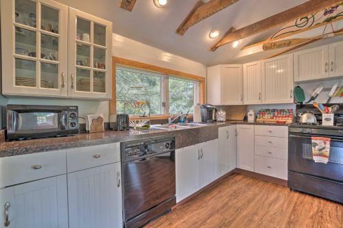 Vintage Farmhouse 2.4 Miles To Mount Pleasant Ski!