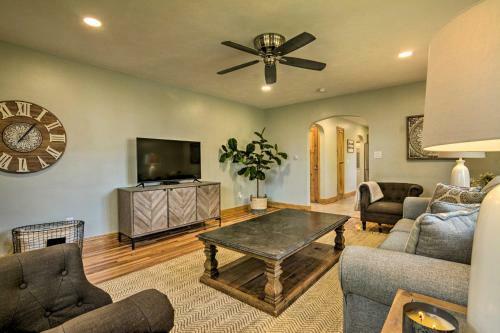 Cozy Modern Home 2 Miles From Downtown Erie!