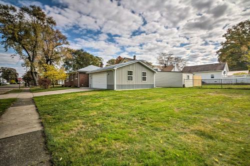 Cozy Modern Home 2 Miles From Downtown Erie!