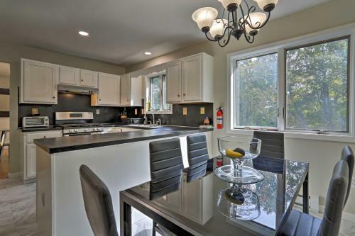 Modern Bushkill Home With Deck - 7 Mi To Falls!