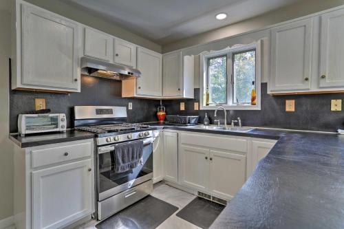 Modern Bushkill Home With Deck - 7 Mi To Falls!