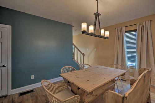 Colorful Abode With Yard, 9 Mi To Sesame Place!