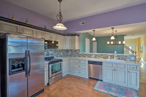 Colorful Abode With Yard, 9 Mi To Sesame Place!