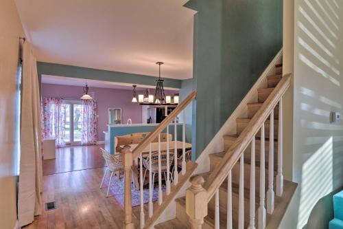 Colorful Abode With Yard, 9 Mi To Sesame Place!