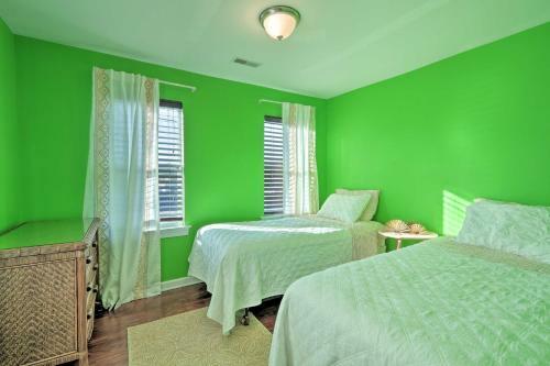Colorful Abode With Yard, 9 Mi To Sesame Place!