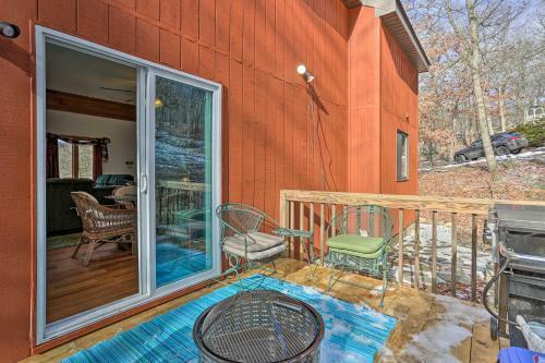 Charming Poconos Abode With Grill And Fire Pit!