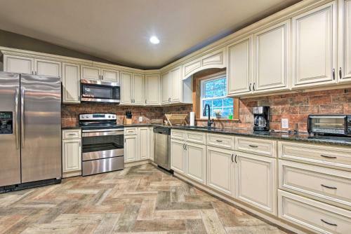 Spacious Kunkletown Home With Full Game Room And Deck!