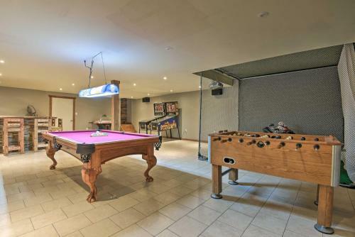 Spacious Kunkletown Home With Full Game Room And Deck!