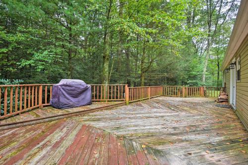 Spacious Kunkletown Home With Full Game Room And Deck!