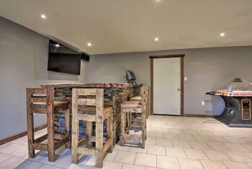 Spacious Kunkletown Home With Full Game Room And Deck!