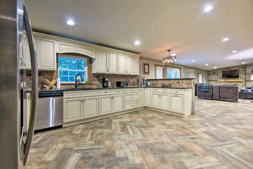 Spacious Kunkletown Home With Full Game Room And Deck!