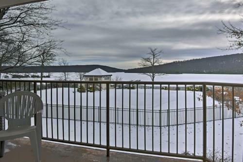 Apartamento Lakefront Lake Harmony Condo With View Near Skiing!