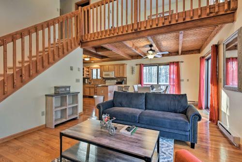 Lake Ariel Cabin With Deck - Lake, Pool And Ski Access!
