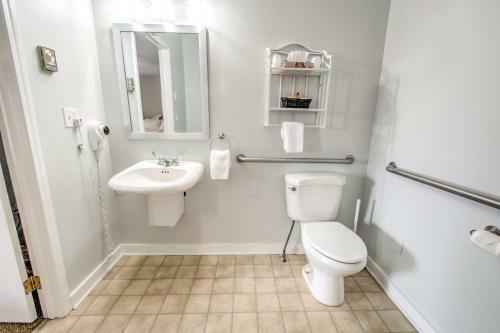 Hotel East Shore Lodging