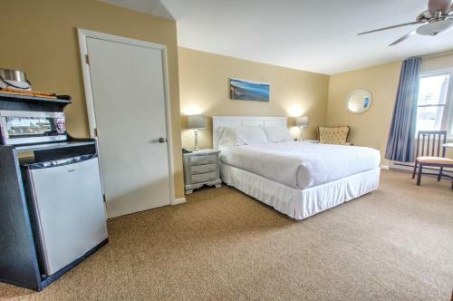 Hotel East Shore Lodging