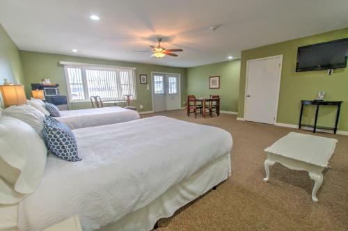 Hotel East Shore Lodging