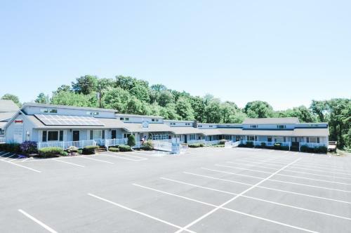 Hotel East Shore Lodging